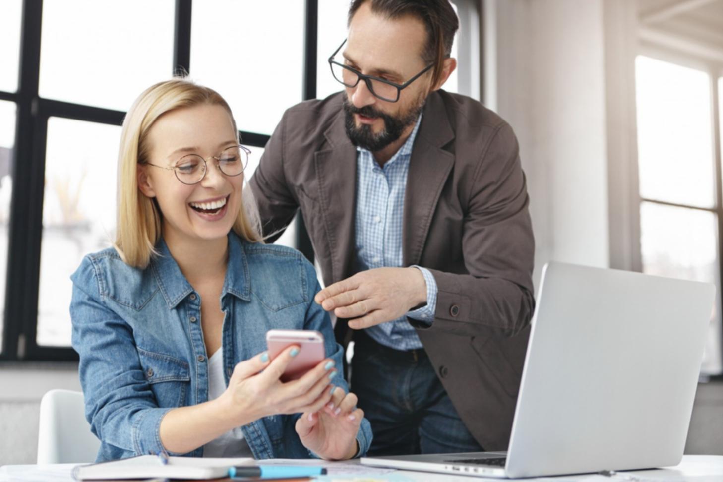 Espace de travail avec documents financiers et tablette numérique