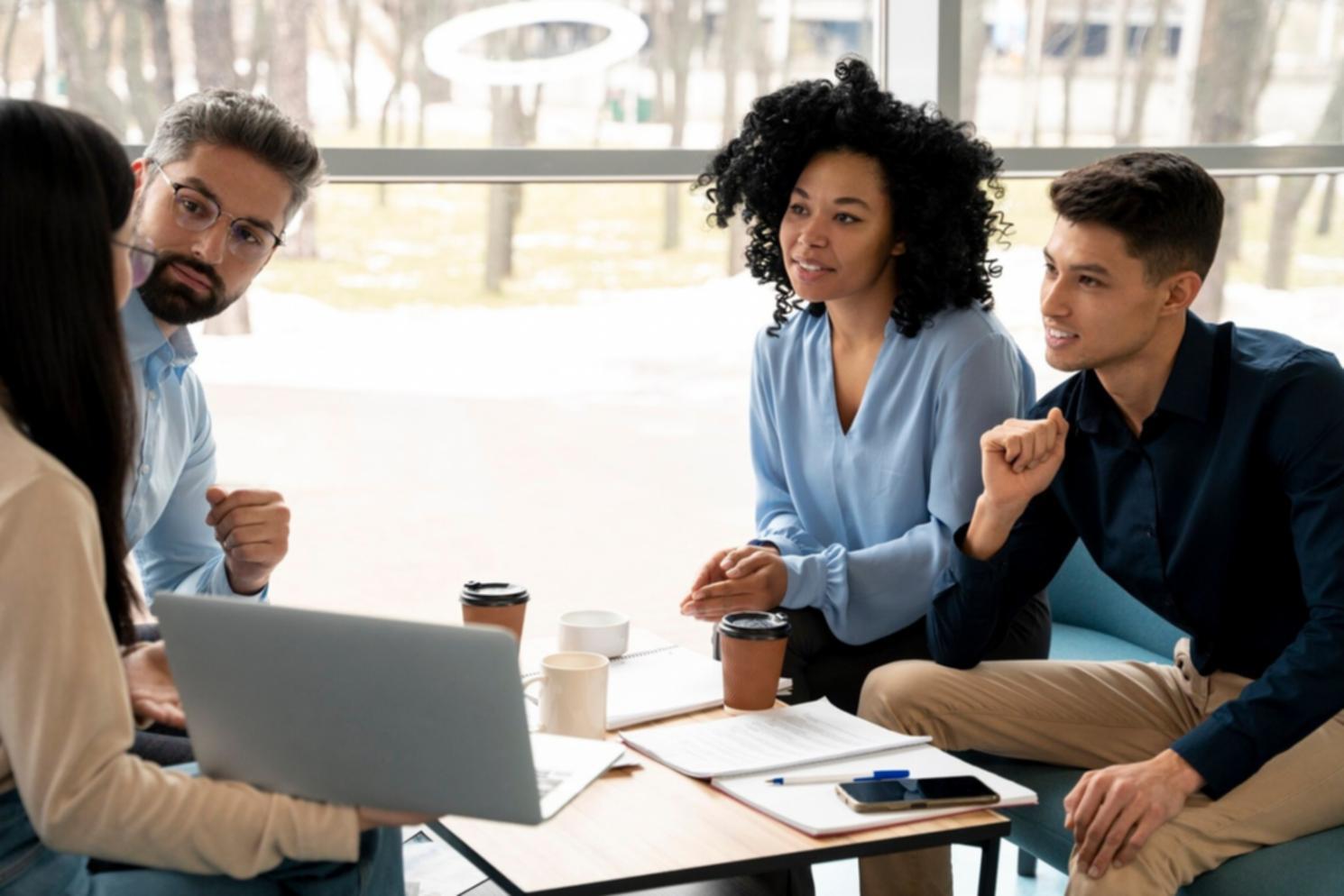 Bureau de travail avec documents financiers et ordinateur